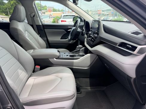 Used 2020 Toyota Highlander XLE FWD image 18