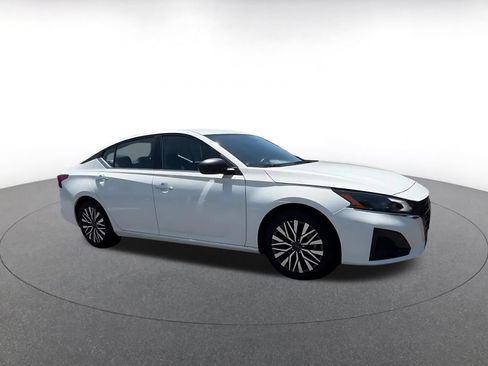 Used 2025 Nissan Altima 2.5 SV FWD image 2