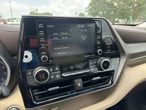 Used 2020 Toyota Highlander XLE FWD image 29