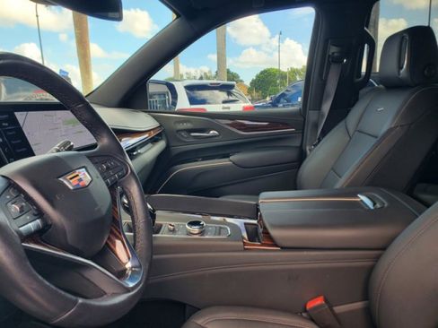 Used 2022 Cadillac Escalade Luxury image 11