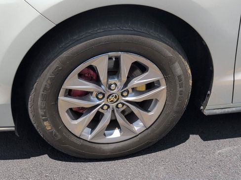 Used 2024 Toyota Sienna XLE FWD image 11