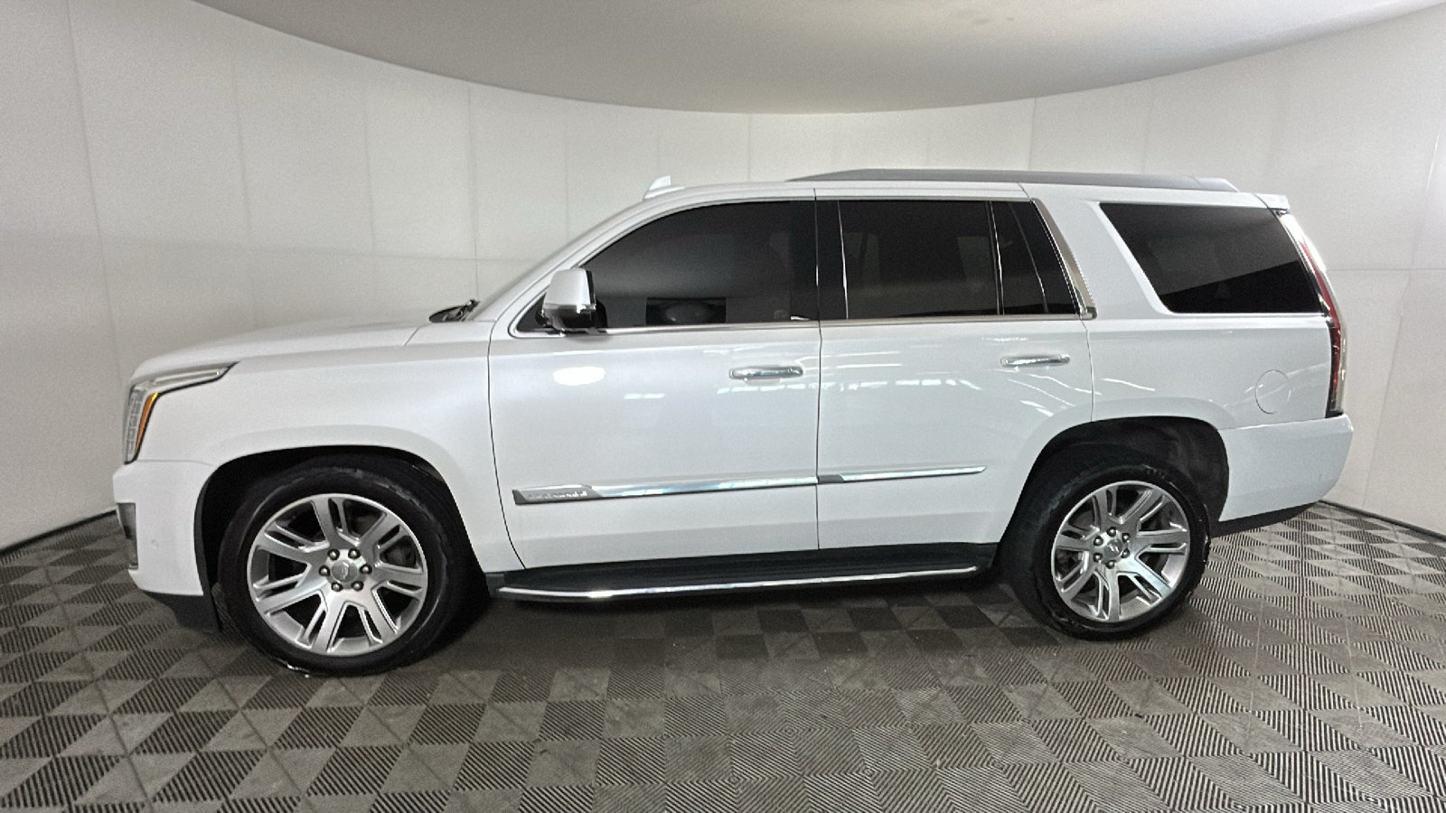 Used 2018 Cadillac Escalade Luxury AWD/4WD image 7
