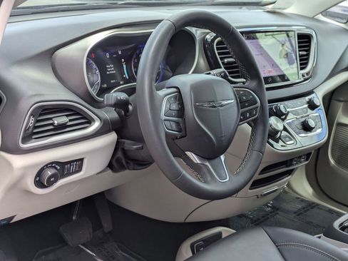 Used 2024 Chrysler Pacifica Touring-L FWD image 14