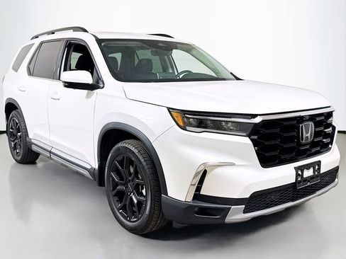 Used 2025 Honda Pilot Elite image 3