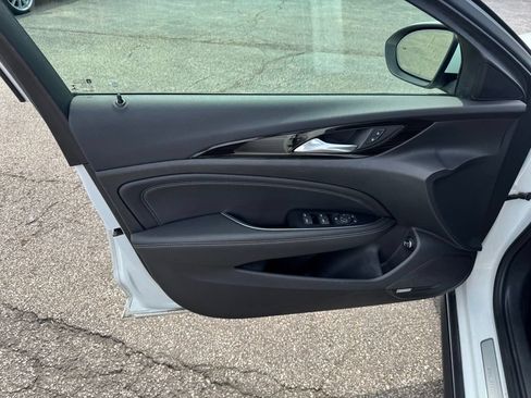 Certified 2018 Buick Regal Essence w/ Driver Confidence Package #1 AWD/4WD image 9