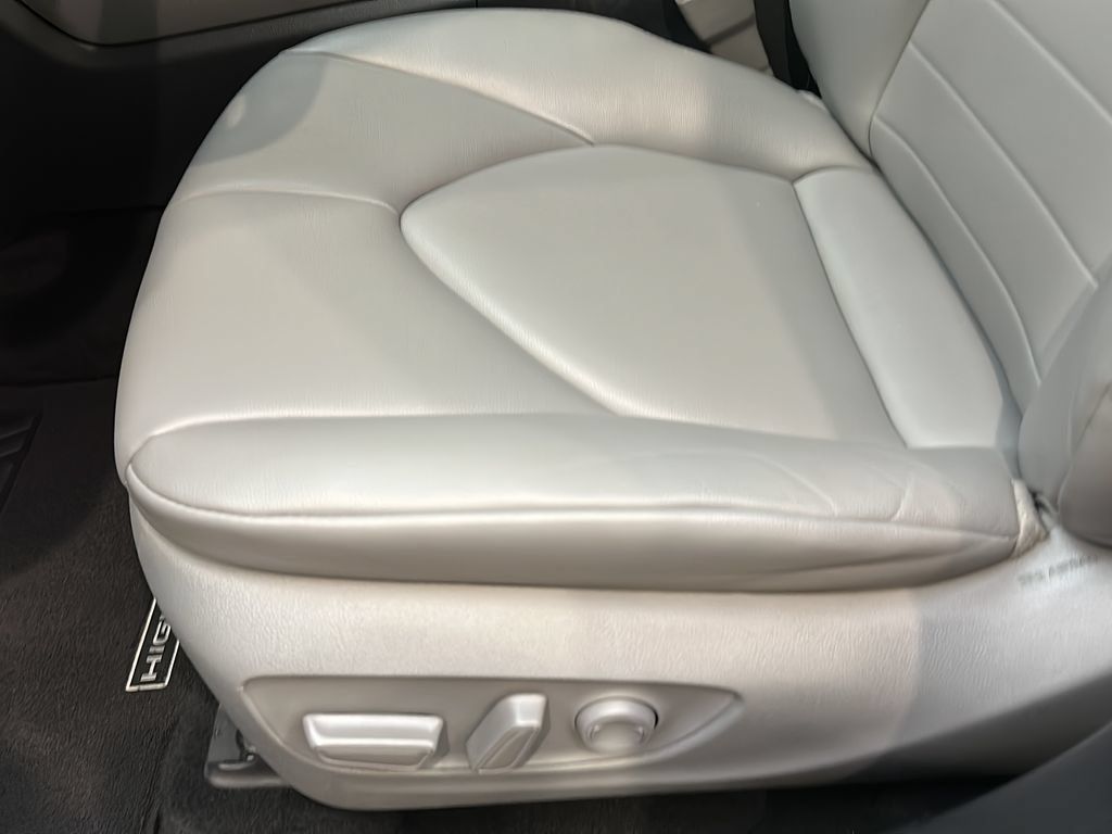 Used 2022 Toyota Highlander XLE AWD/4WD image 12