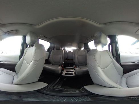 Used 2025 Toyota Sienna XLE image 45