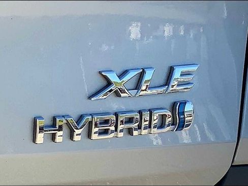 Used 2024 Toyota Sienna XLE image 9