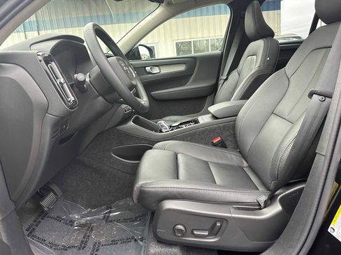 Used 2025 Volvo XC40 B5 Plus w/ Climate Package image 19