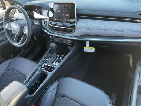 New 2026 Jeep Compass Latitude image 11