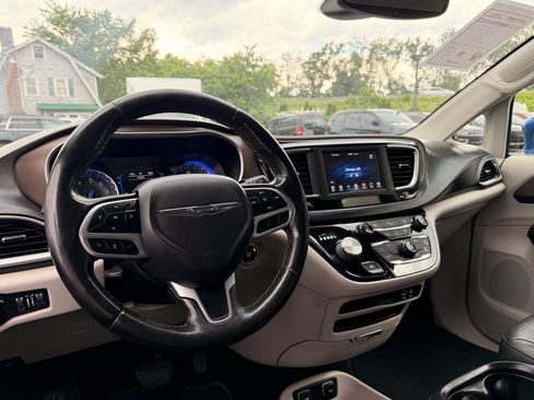 Used 2019 Chrysler Pacifica Touring-L FWD image 12