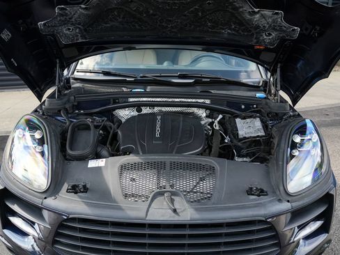 Certified 2021 Porsche Macan AWD/4WD image 10