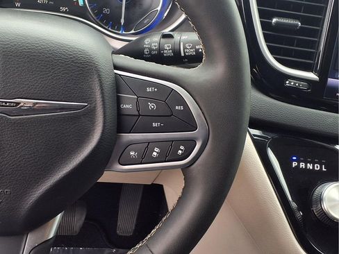 Used 2024 Chrysler Pacifica Touring-L image 6