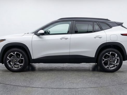 Used 2025 Chevrolet Trax LT image 5