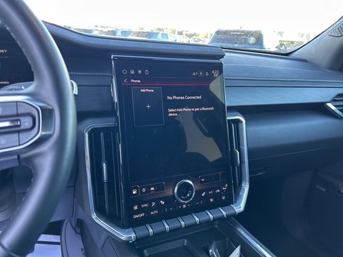 Used 2025 GMC Acadia Elevation image 24