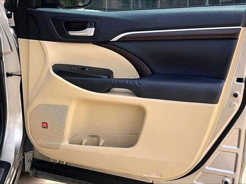 Used 2014 Toyota Highlander Limited w/ Driver Technology Package image 23