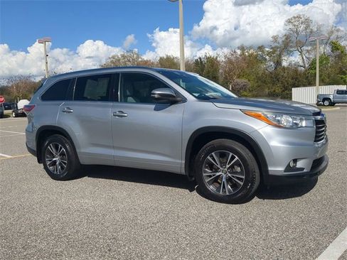 Used 2016 Toyota Highlander XLE image 2
