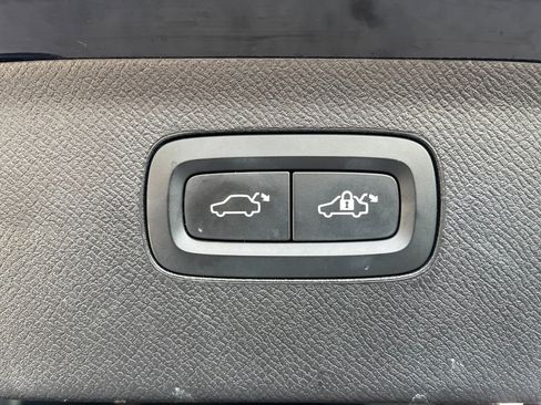 Used 2016 Volvo XC90 T8 Momentum image 19