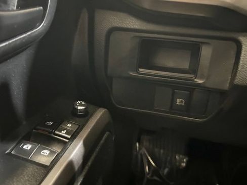 Used 2018 Toyota Tacoma SR5 AWD/4WD image 34