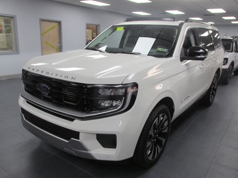 New 2025 Ford Expedition Platinum image 1