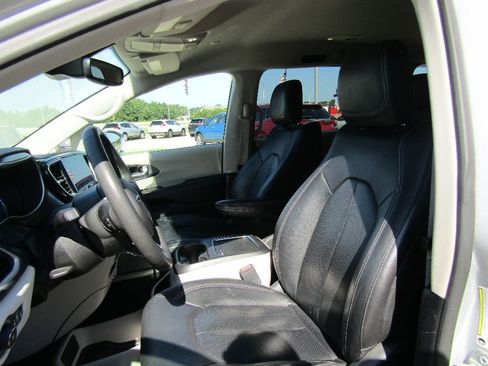 Used 2022 Chrysler Pacifica Touring-L image 19