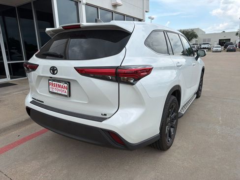 Used 2022 Toyota Highlander LE FWD image 7