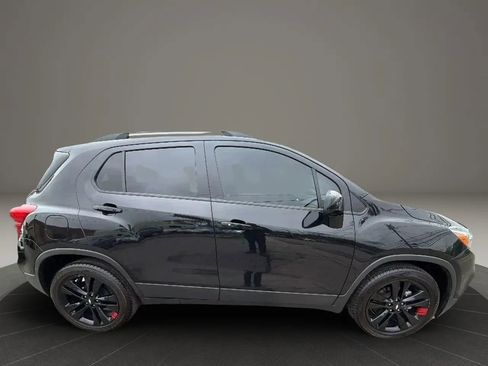 Used 2020 Chevrolet Trax LT w/ Sun & Sound Package FWD image 4