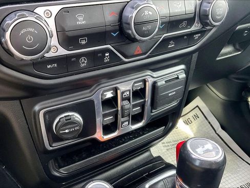 Used 2022 Jeep Wrangler Unlimited Sahara AWD/4WD image 18