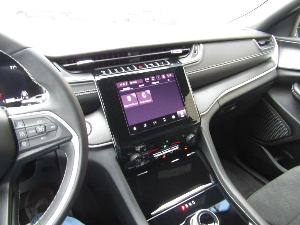 Used 2025 Jeep Grand Cherokee Altitude AWD/4WD image 26