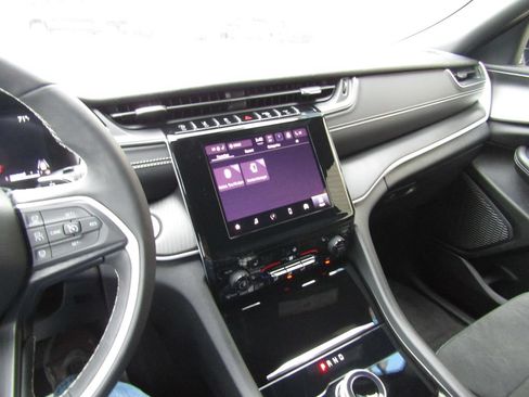 Used 2025 Jeep Grand Cherokee Altitude AWD/4WD image 26