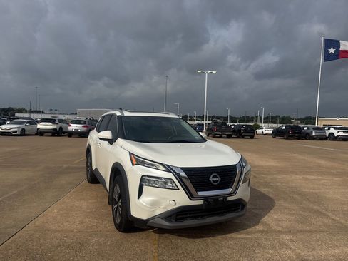 Used 2023 Nissan Rogue SV w/ SV Premium B Package FWD image 2
