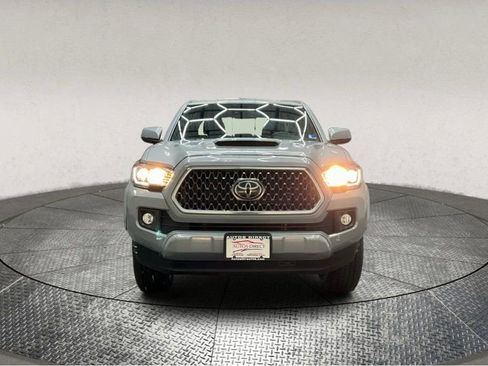 Used 2019 Toyota Tacoma TRD Sport image 2
