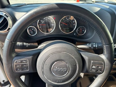 Used 2017 Jeep Wrangler Unlimited Sahara w/ Connectivity Group AWD/4WD image 29