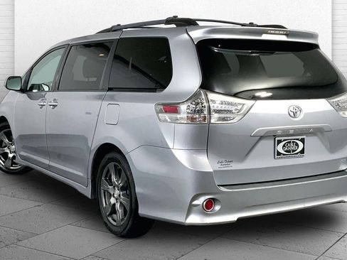 Used 2017 Toyota Sienna SE w/ SE Preferred Package FWD image 11