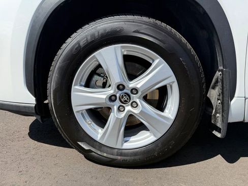 Used 2024 Toyota Highlander LE image 7