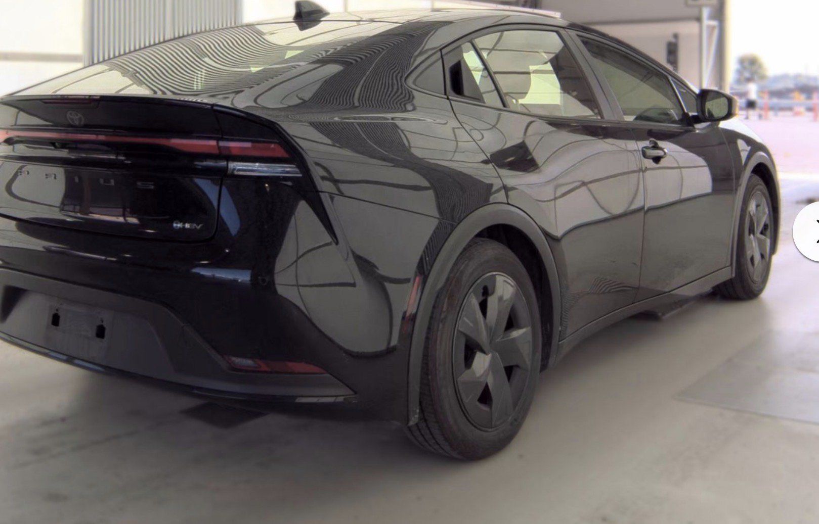 Used 2025 Toyota Prius LE FWD image 4
