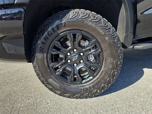 Certified 2023 Chevrolet Silverado 1500 ZR2 w/ Technology Package image 31