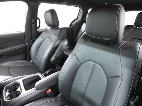 New 2026 Chrysler Pacifica Select image 12