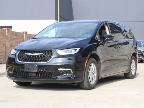 Used 2024 Chrysler Pacifica Touring-L image 2