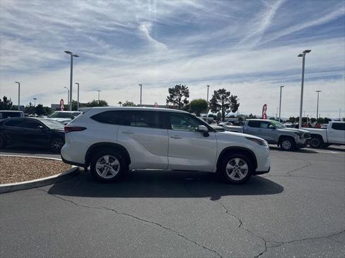 Certified 2024 Toyota Highlander LE AWD/4WD image 5