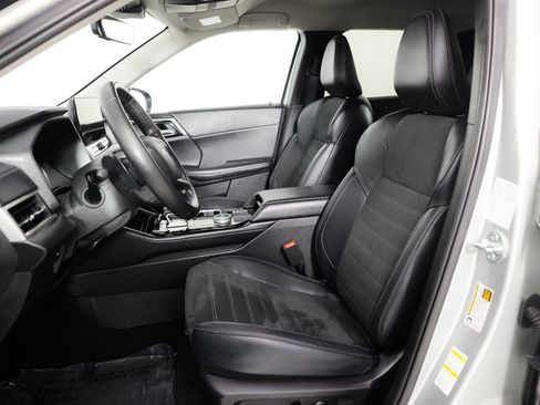 Used 2025 Mitsubishi Outlander SE image 24