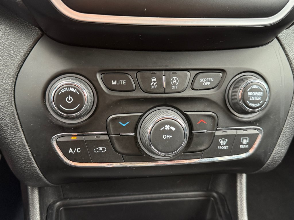 Used 2020 Jeep Cherokee Latitude Plus w/ Cold Weather Group AWD/4WD image 17