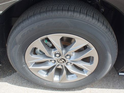 Certified 2025 Toyota Sienna LE FWD image 26
