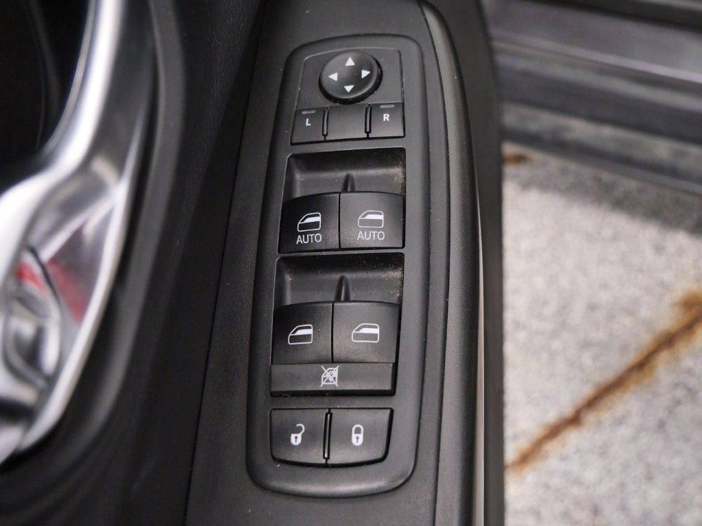 Used 2019 Jeep Cherokee Trailhawk w/ Cold Weather Group AWD/4WD image 16