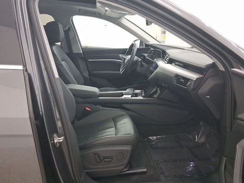 Used 2022 Audi e-tron Premium image 34