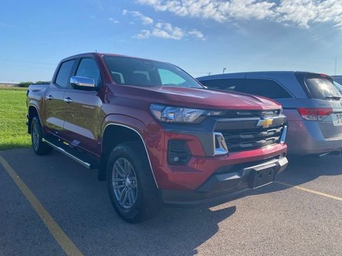 Used 2024 Chevrolet Colorado LT w/ LT Convenience Package II RWD image 2