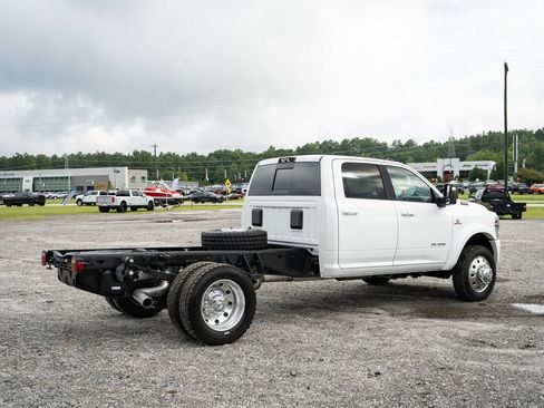 New 2026 RAM 4500 4x4 Crew Cab DRW w/ Laramie Trim Package image 9