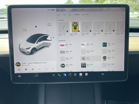 Used 2021 Tesla Model Y Long Range AWD/4WD image 25