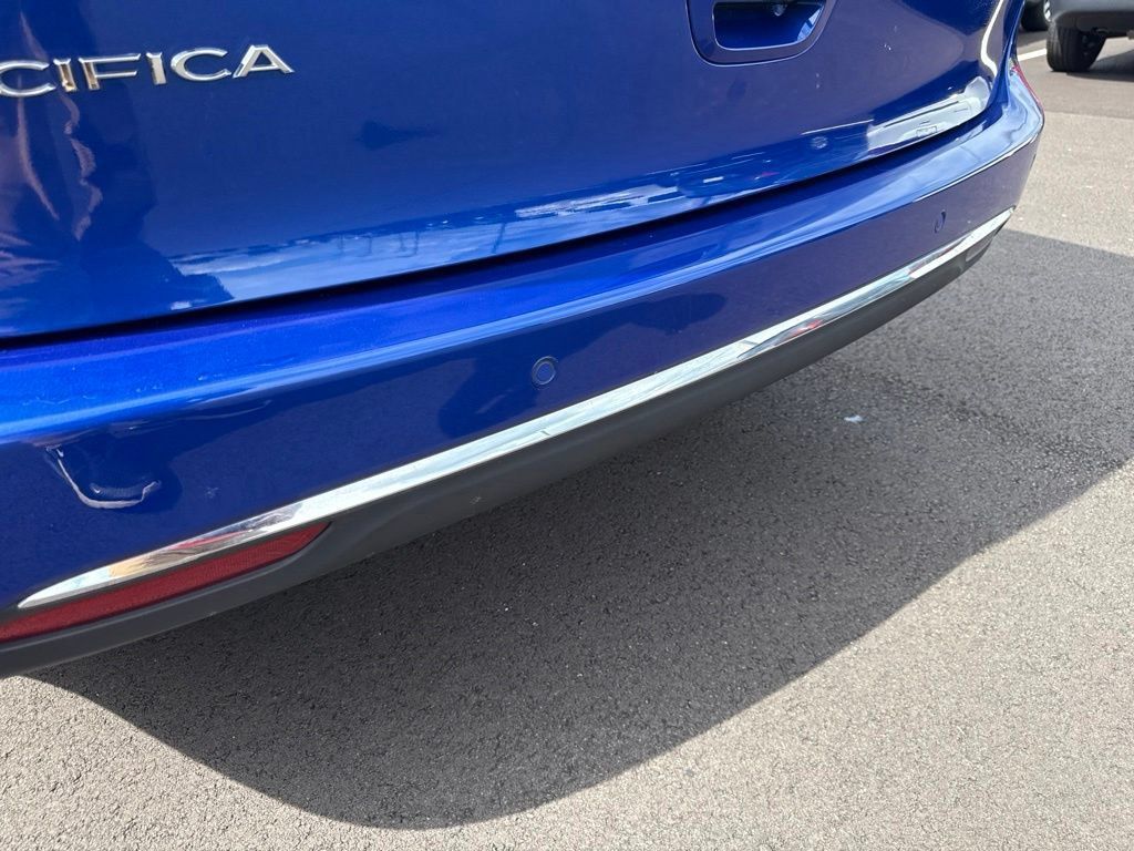 Used 2019 Chrysler Pacifica Touring-L FWD image 13