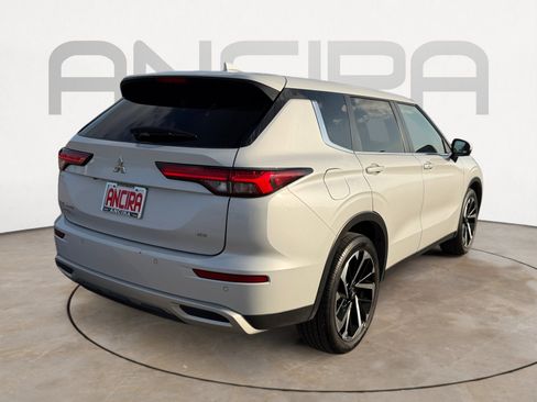 Used 2024 Mitsubishi Outlander SE image 11